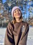 Brązowa bluza damska oversize z haftem „happy is the new rich”