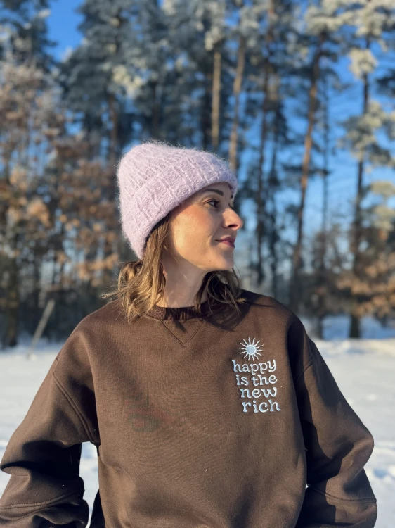 Haft słoneczko i napis happy is the new rich — detal bluzy