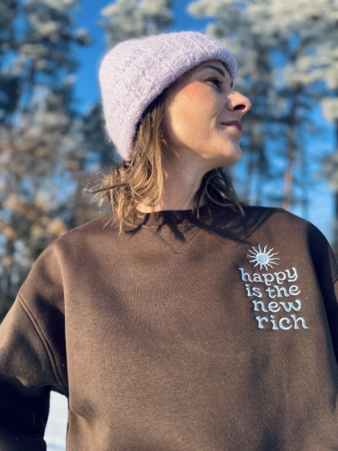 Brązowa bluza damska oversize z haftem happy is the new rich — widok przodu