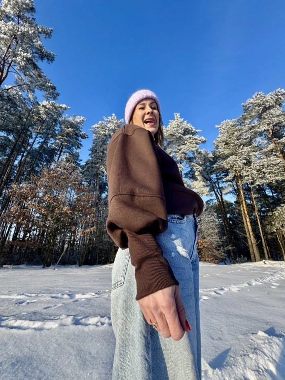 Oversize’owa bluza damska — widok z boku