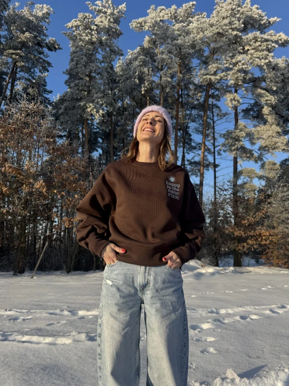 Damska bluza brązowa oversize stylizacja dzienna