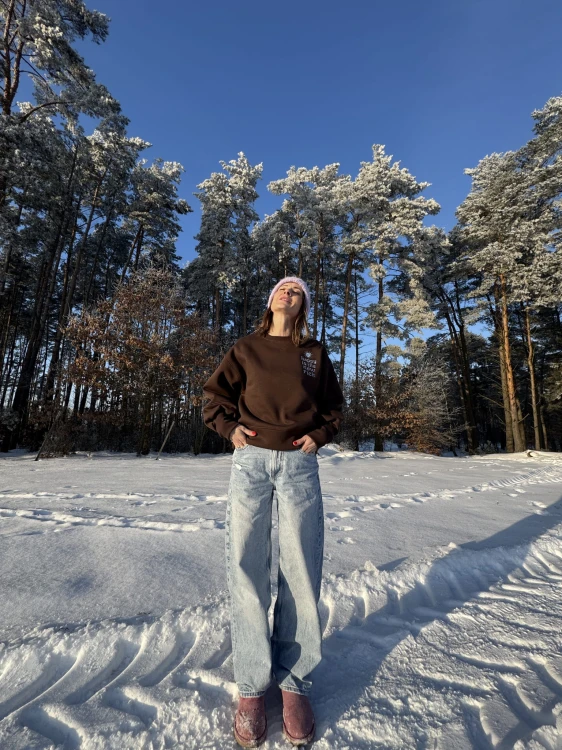 Brązowa bluza damska Mrs. Thin — stylizacja codzienna