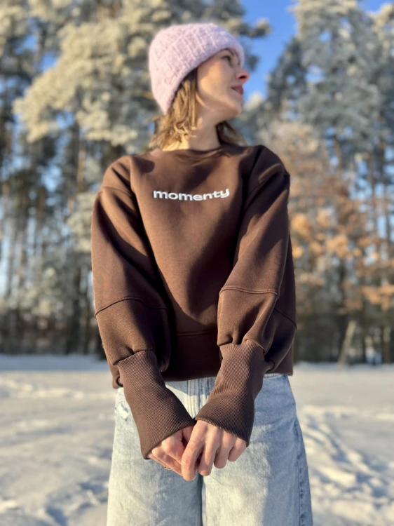 Brązowa bluza damska oversize z haftem MOMENTY — widok przodu