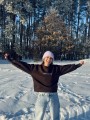 Brązowa bluza damska oversize — stylizacja codzienna
