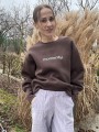 Brązowa bluza damska oversize — stylizacja codzienna