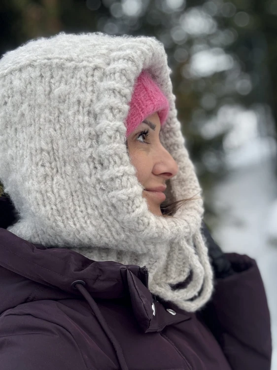 Beżowa balaclava damska premium — widok z boku