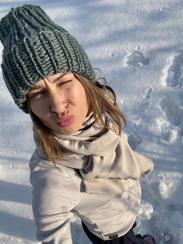 damska czapka z wełny owczej szałwia robiona na drutach