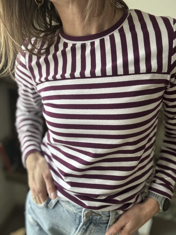 longsleeve w paski biało-śliwkowe widok z przodu