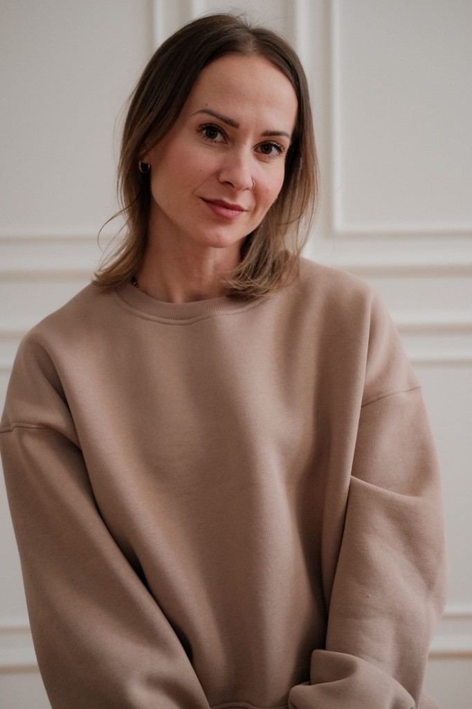 beżowa bluza damska slow fashion stylizacja codzienna