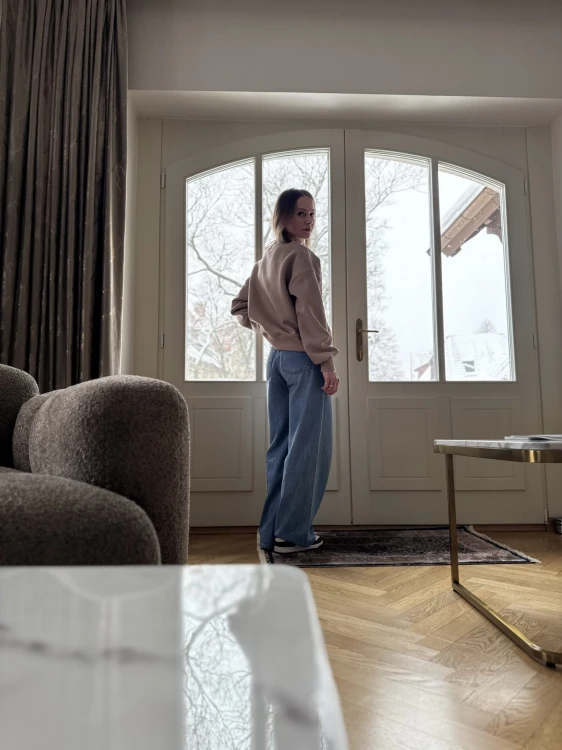 beżowa bluza damska slow fashion stylizacja codzienna