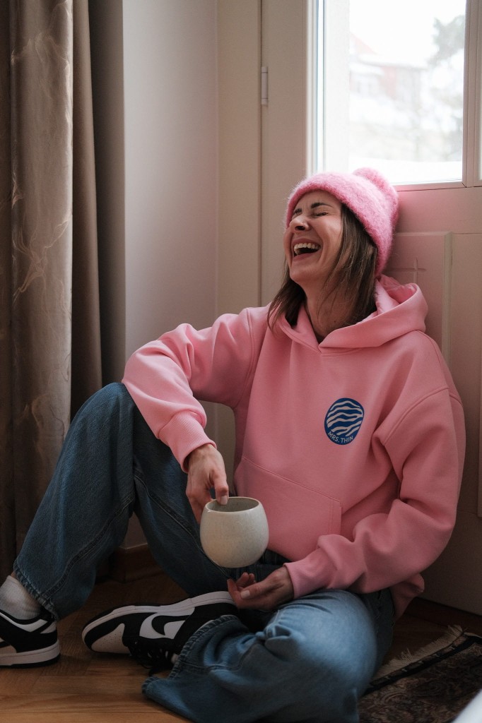 różowa bluza damska z kapturem stylizacja codzienna