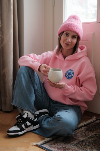 różowa bluza kangurka stylizacja casual
