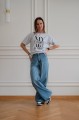 szara koszulka z napisem stylizacja casual