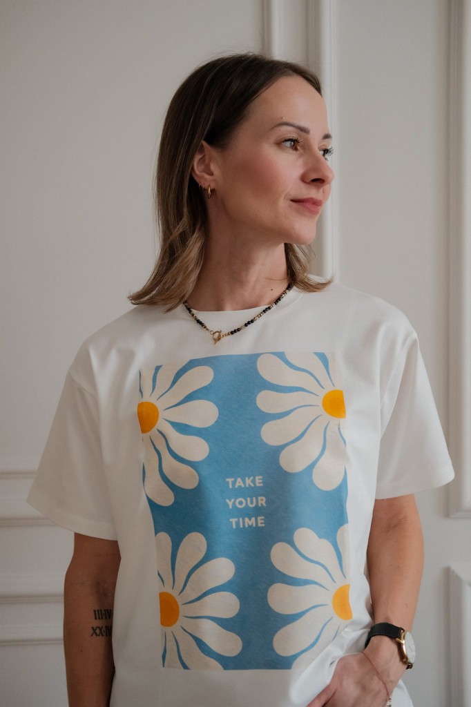 T-shirt damski z nadrukiem białych stokrotek  stylizacja codzienna