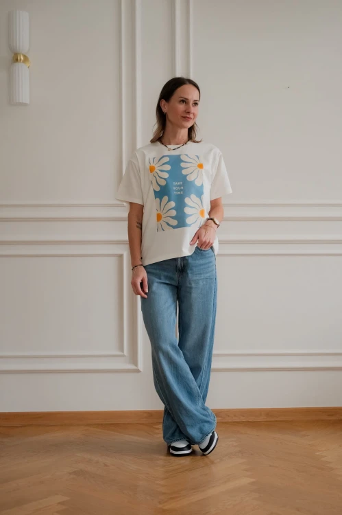 T-shirt damski z nadrukiem białych stokrotek