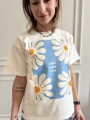 Biały t-shirt damski z delikatną grafiką stokrotek