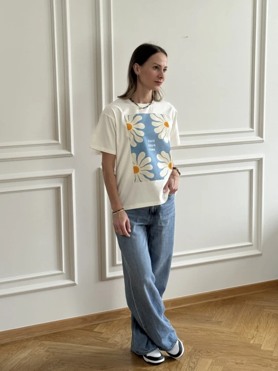 T-shirt damski z nadrukiem białych stokrotek  stylizacja codzienna
