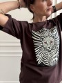 Koszulka Mrs.Thin w kolorze czekoladowym z printem  - detal nadruku