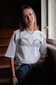 Minimalistyczny biały t-shirt damski z autorską grafiką