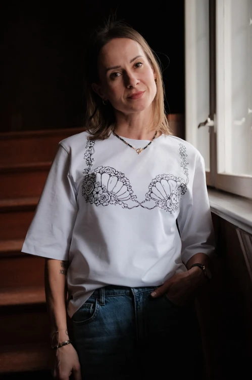 Minimalistyczny biały t-shirt damski z autorską grafiką