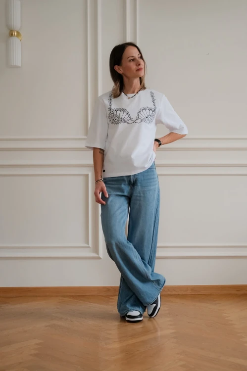 Biała koszulka slow fashion z subtelnym nadrukiem