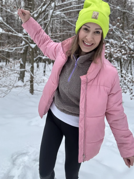 Limonkowa czapka damska beanie z dzianiny prążkowanej — stylizacja codzienna