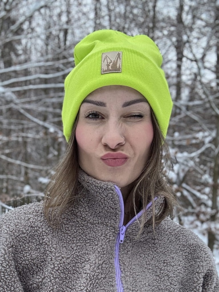 Limonkowa czapka damska beanie z dzianiny prążkowanej — stylizacja codzienna