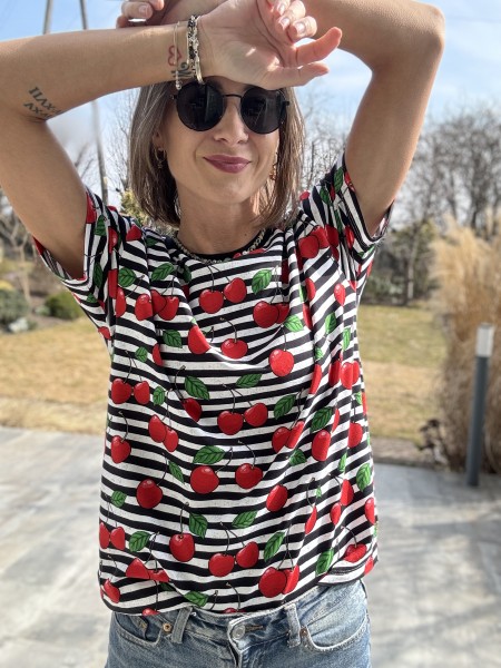 Koszulka damska oversize w paski z wiśniami