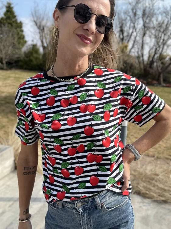 t shirt damski w paski czarno białe z motywem wiśni
