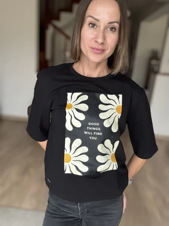 t shirt damski czarny z nadrukiem stokrotek i napisem