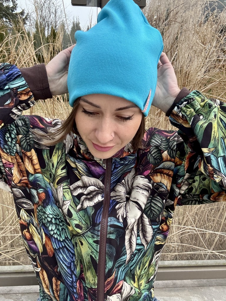 czapka damska turkusowa prążkowana z różowym logo