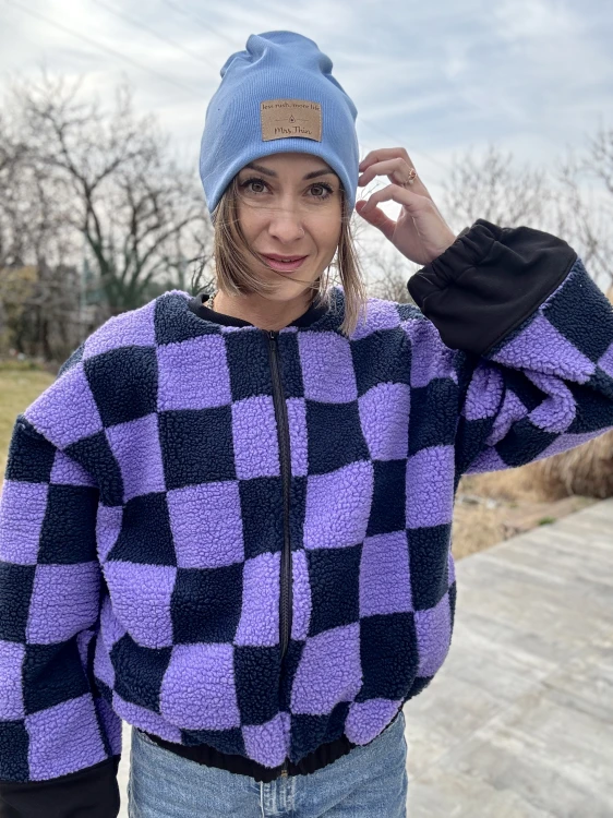 czapka damska casual błękitna z napisem less rush