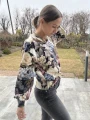 Bluza damska handmade w kwiaty angielskie – bufiaste rękawy, v-neck, widok z boku