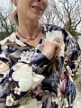 Bluza damska w angielskie kwiaty – bufiaste rękawy, delikatne kolory ecru i róż