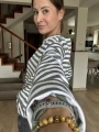 Bluza w paski biało-oliwkowe – detal rękawa z mankietem