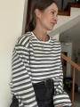 Ręcznie szyta bluza w biało-oliwkowe paski z obniżonym ramieniem