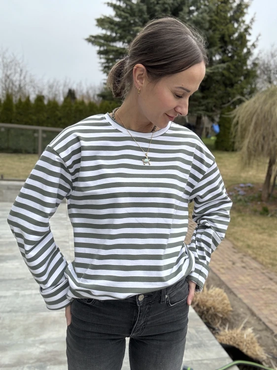 Bluza damska w pasy biało-oliwkowe – casualowy, luźny fason
