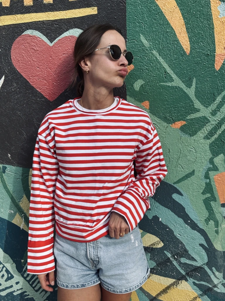 Bluza handmade w biało-czerwone pasy – casualowy styl