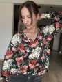 Bluza damska v-neck w czerwone maki i białe piwonie na czarnym tle
