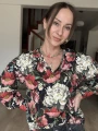 Ręcznie szyta bluza v-neck w maki i piwonie – widok całości