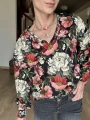 Bluza damska v-neck kwiaty – zbliżenie materiału i nadruku