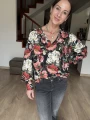 Bluza w czerwone maki i białe piwonie – detal wzoru na czarnym tle