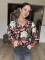 Bluza w maki i piwonie czarne tło – dekolt v-neck, luźny krój