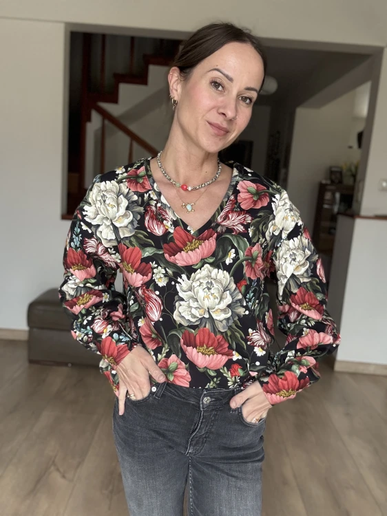 Bluza w maki i piwonie czarne tło – dekolt v-neck, luźny krój
