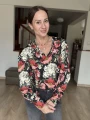 Bluza damska kwiatowa maki piwonie – czarne tło, casualowy styl