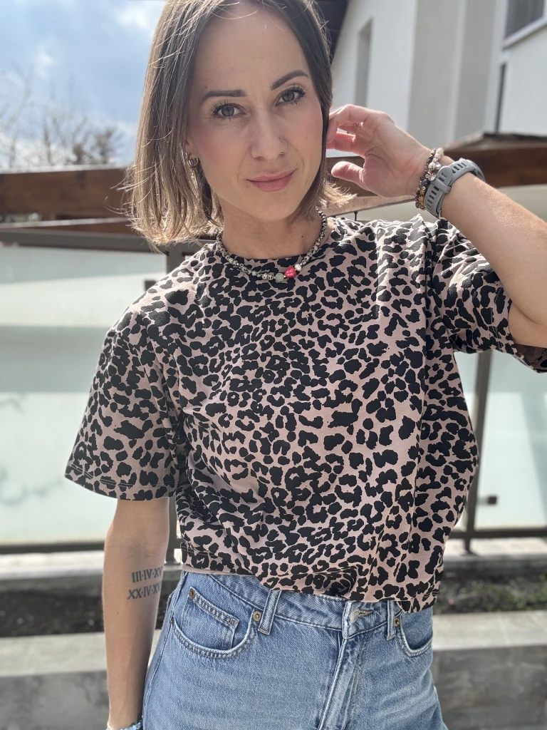 Koszulka handmade panterka – oversize, casualowy styl