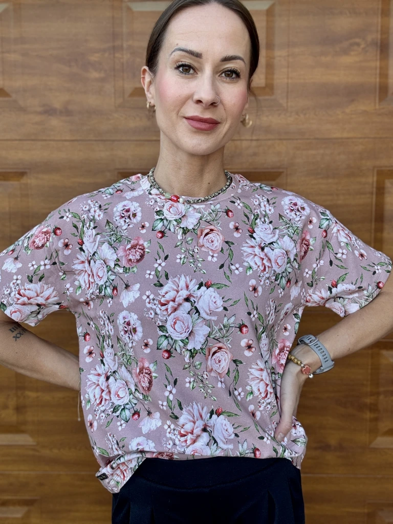 Koszulka damska w róże brudny róż – detal kroju