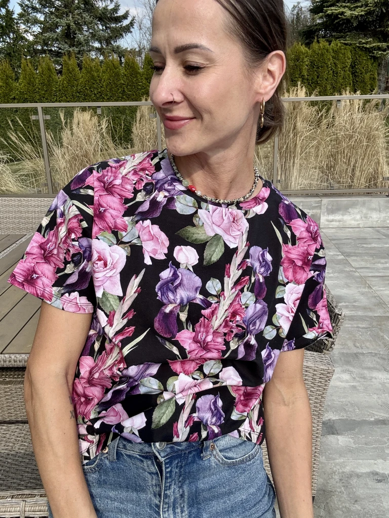 Koszulka oversize czarna irysy – widok całości