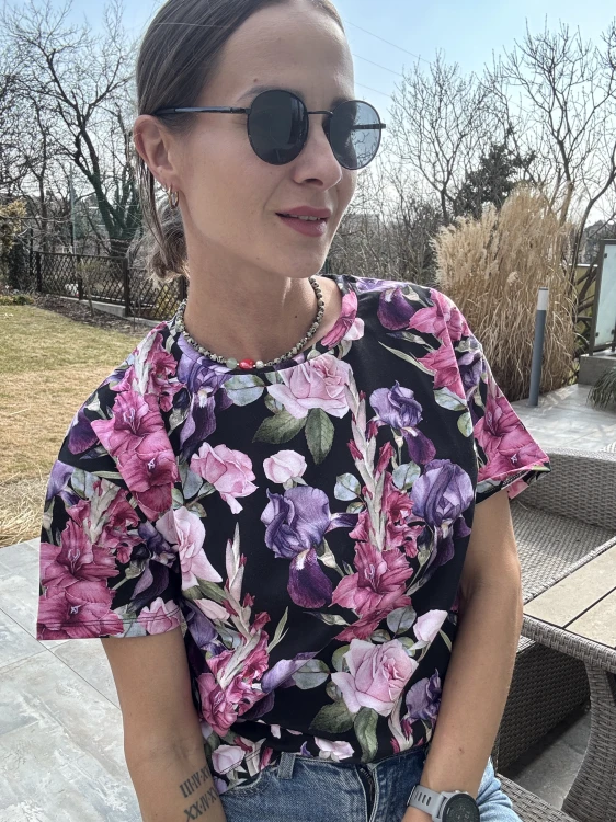 Koszulka handmade czarna irysy – styl casual