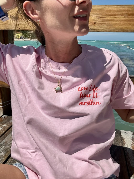 T-shirt oversize różowy z napisem Love Life detal przodu